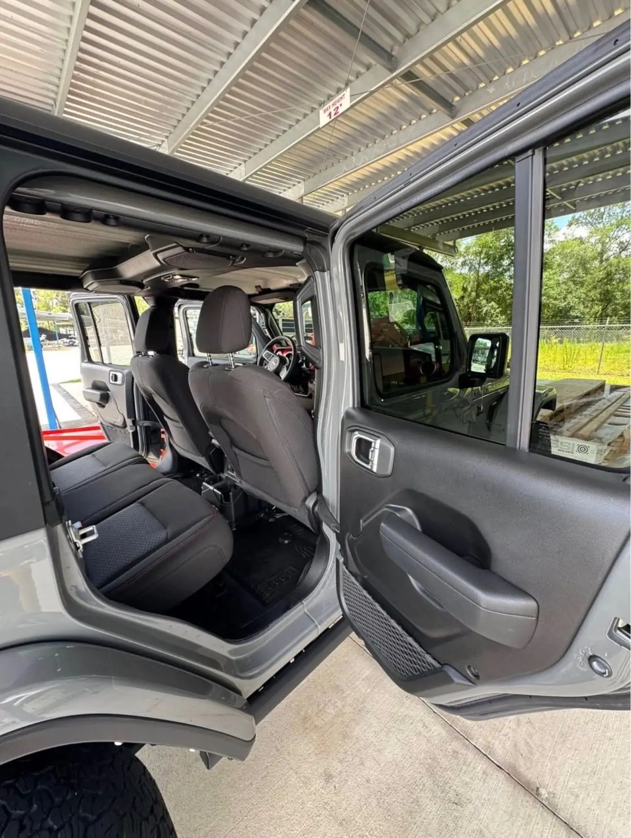 2023 Jeep Rubicon – rear door and back seat